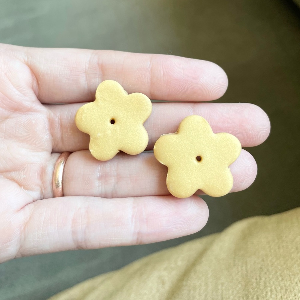 Shiny gold flower daisy studs